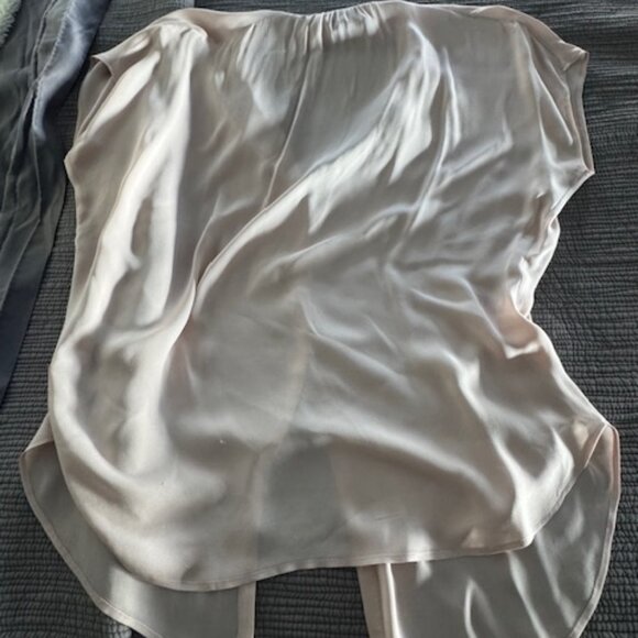 Vince satin-look blouse — Size M, NEW / never worn, excellent condition ✨ - Picture 4 of 4